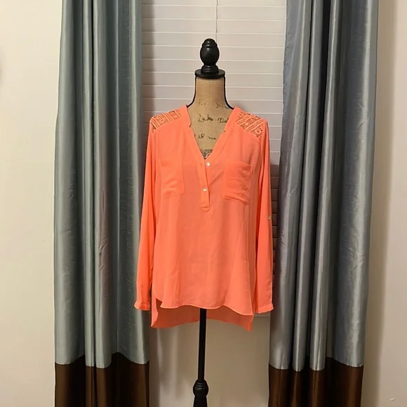 Half bottom front blouse with lace back detail and Pearl buttons - Picture 1 of 4